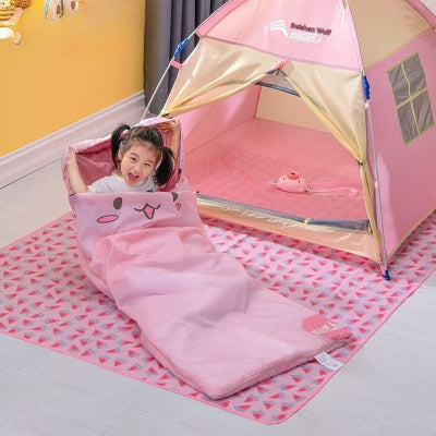 sac de couchage enfant heureux